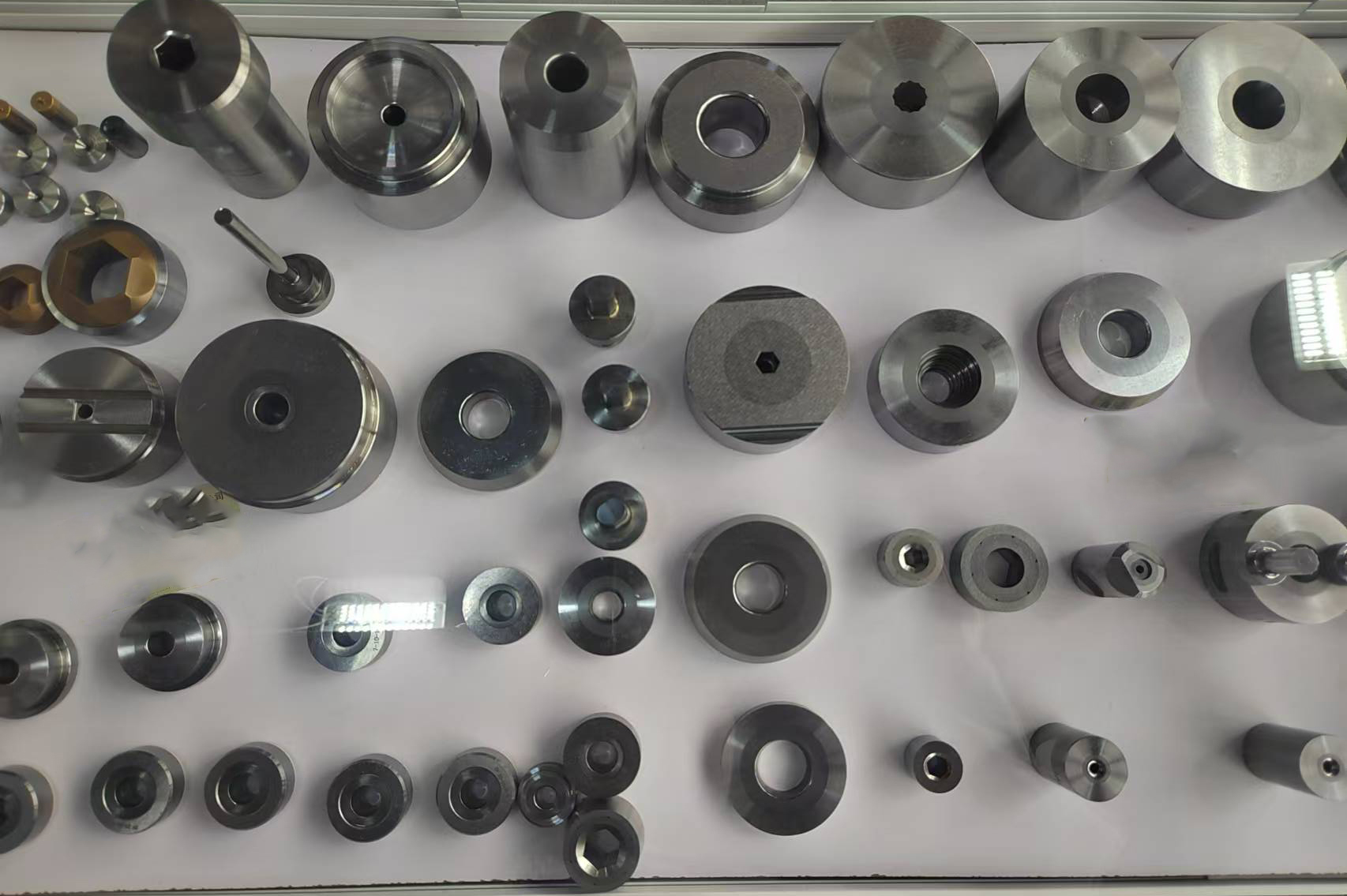 Tungsten Carbide Dies: ကုန်ထုတ်လုပ်ငန်းတွင် ထက်မြက်သော ကိရိယာတစ်ခု